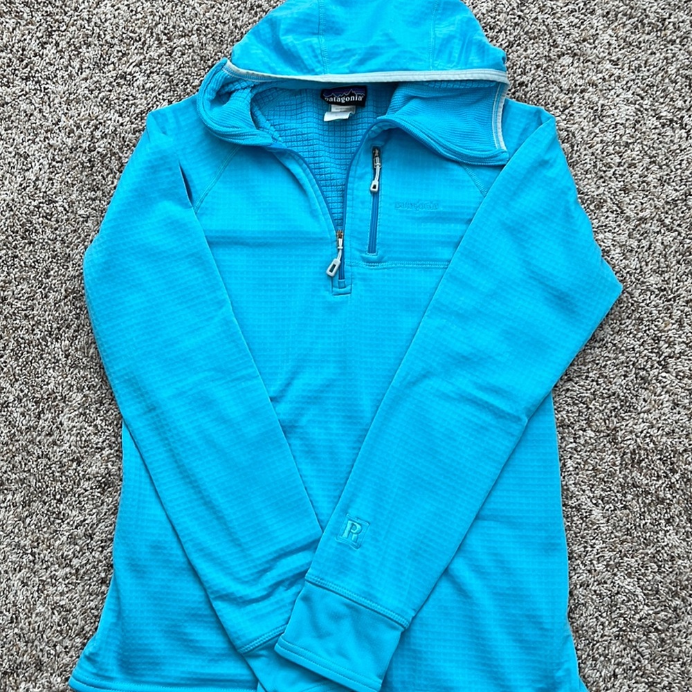 Women’s Patagonia pullover hooded top